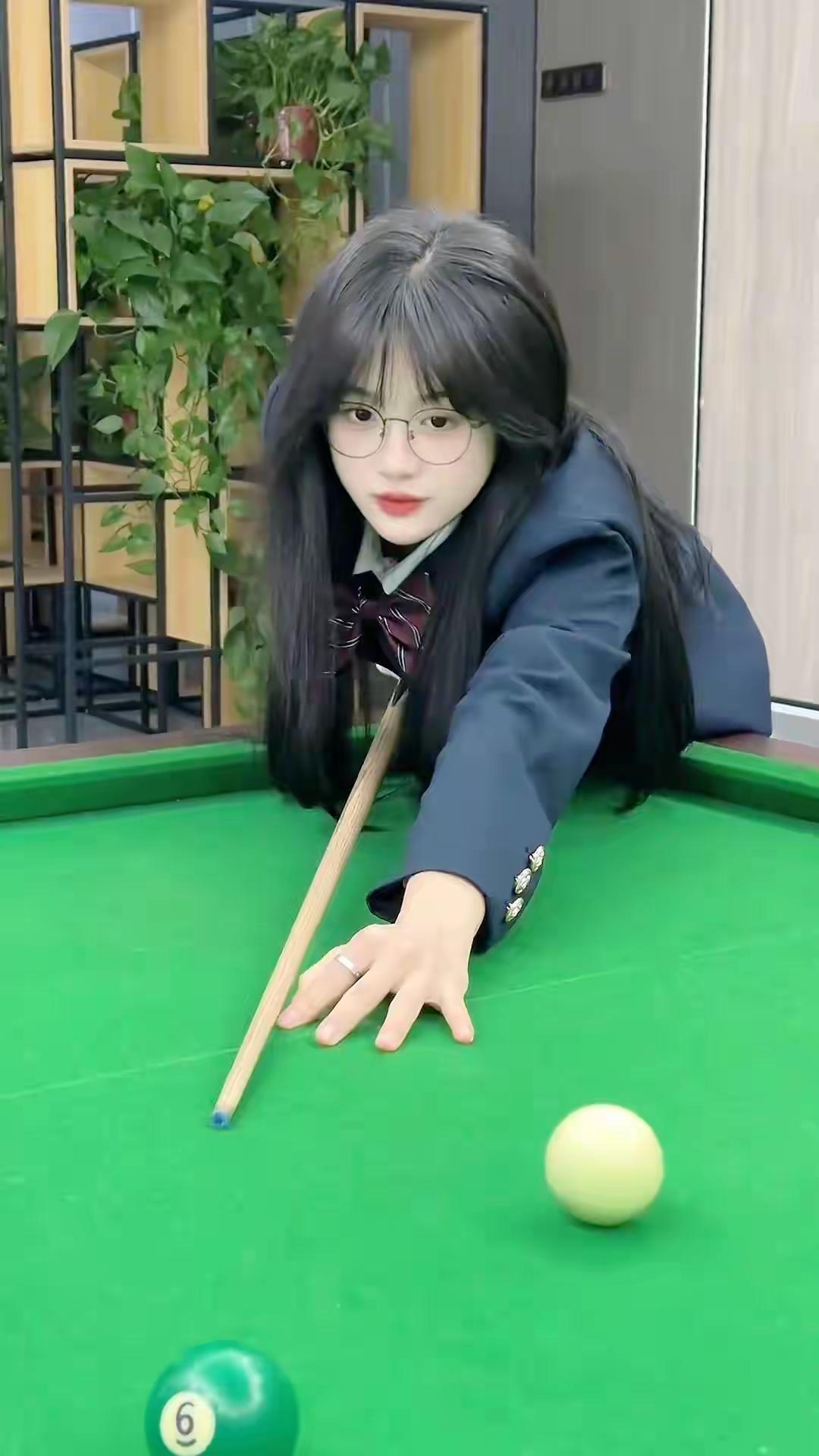 一女同志因为心情不好，
于是把自己的微信名改为"小老婆"。 
第二天单位居然有两