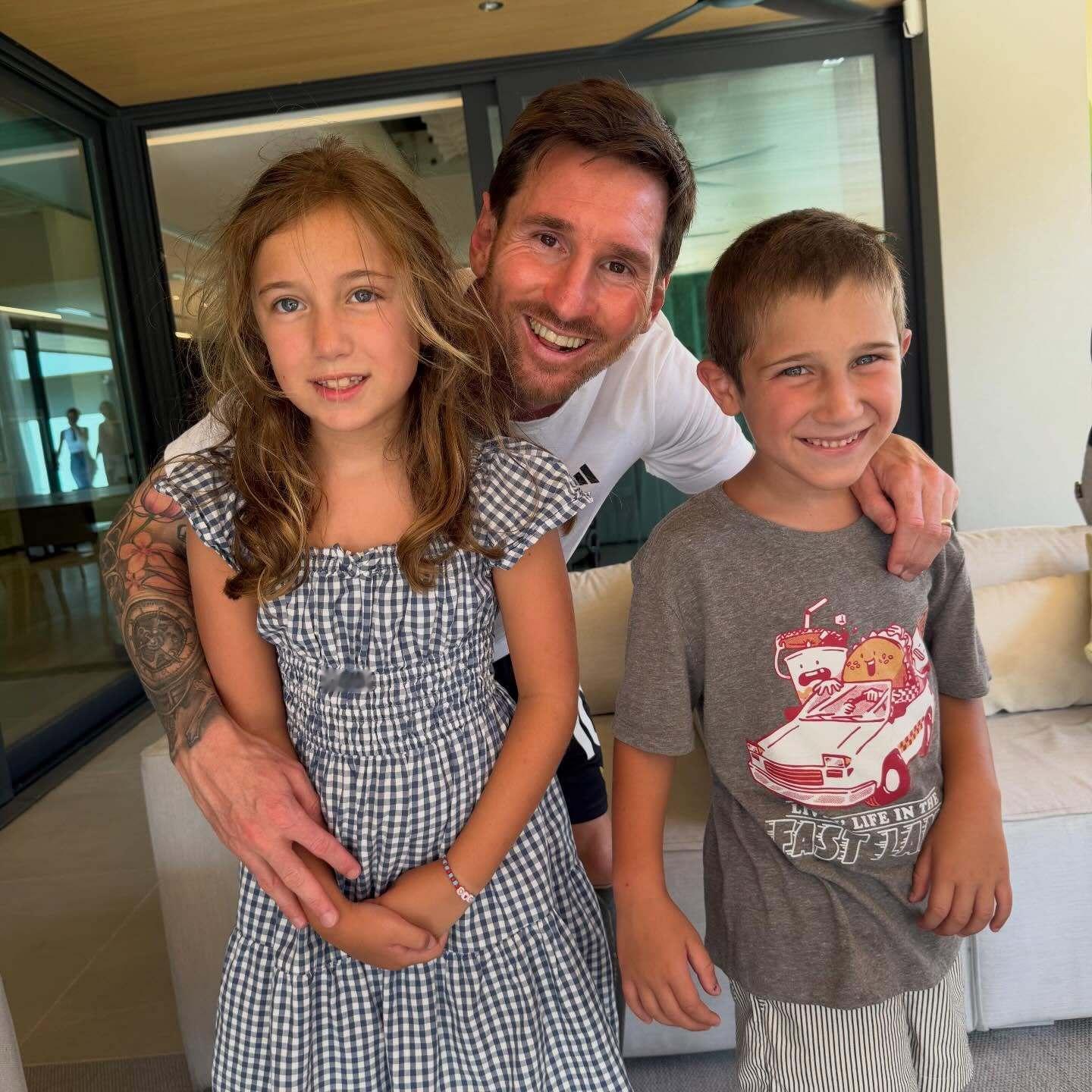 【家乡球迷的热情】❤来自小球迷社媒更新的图片⤵️📸合影是必须的📝球衣签名也少