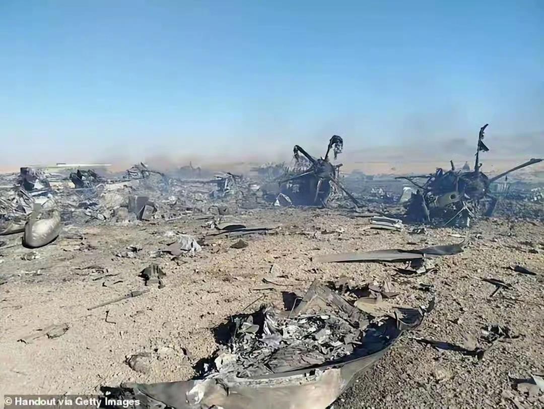 从照片上看，很明显美国飞行员藏身之处，荒山野岭，人烟稀少，哪里来的万人阵？？？ 