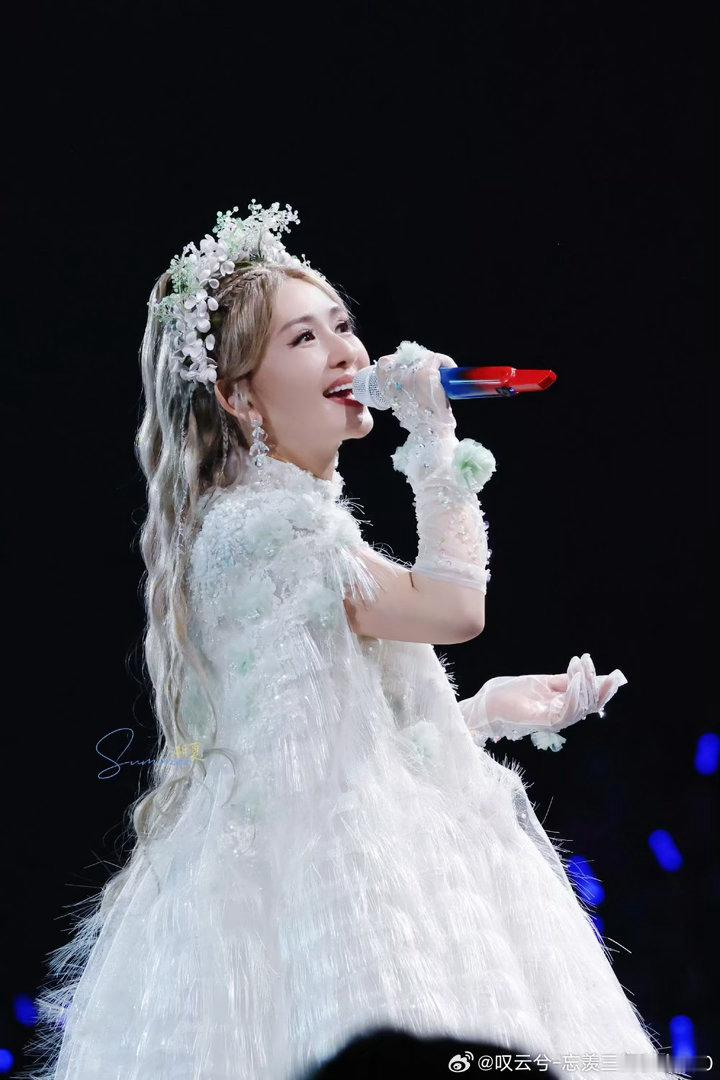 谢娜一封公开情书谢娜10年风雨写的一封公开情书哽咽唱腔戳心破防，熬过漫天非议与坎