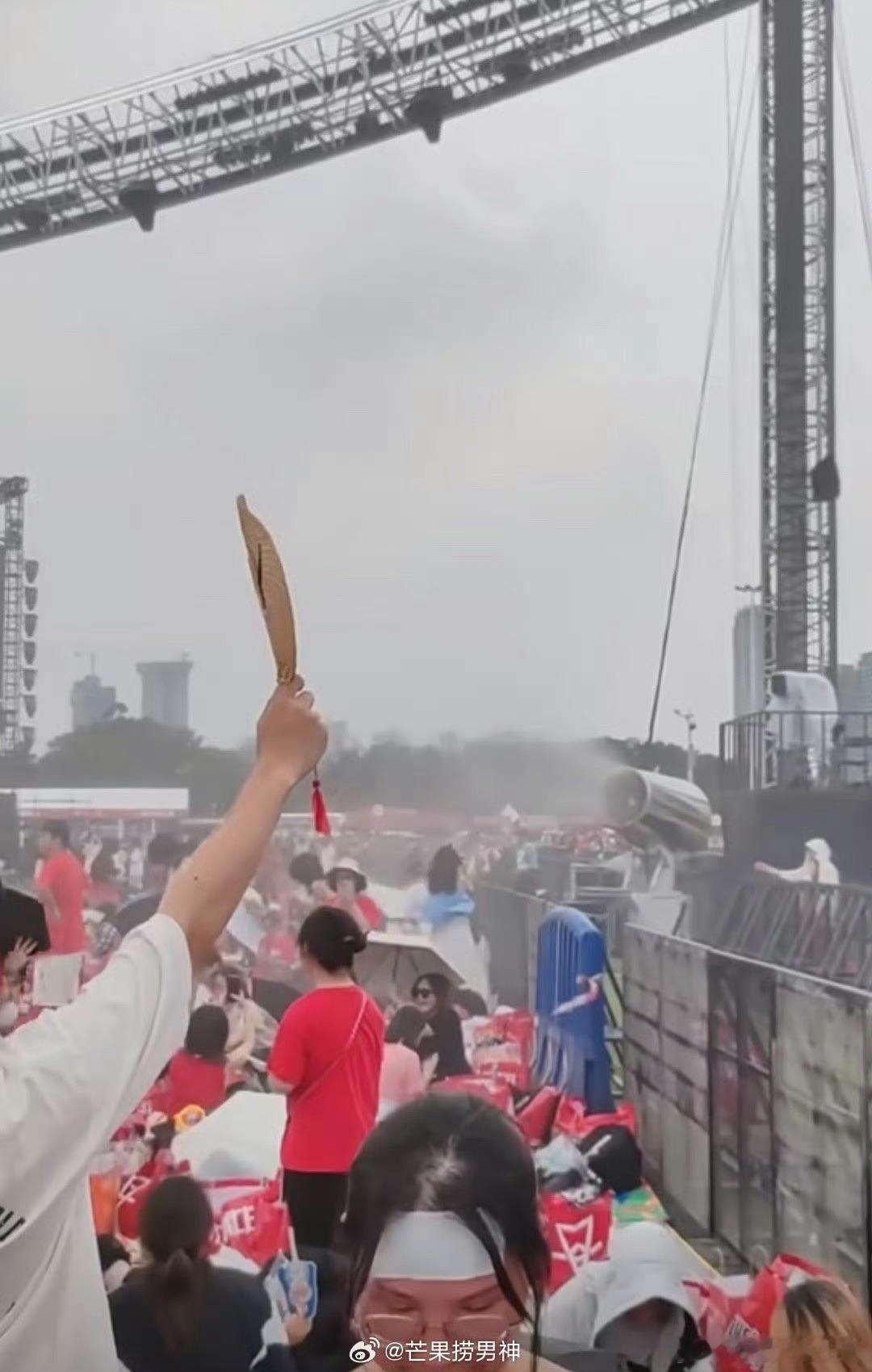 华晨宇户外演唱会开空调 哇塞！佛山35度高温，热得人都要变成“烤红薯”啦！但华晨