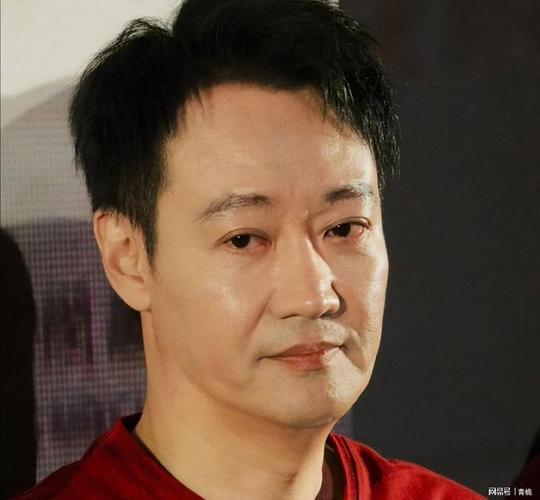 辛柏青官宣正式复工，在妻子朱媛媛离世近一年后重返舞台。他将领衔主演话剧《苏堤春晓