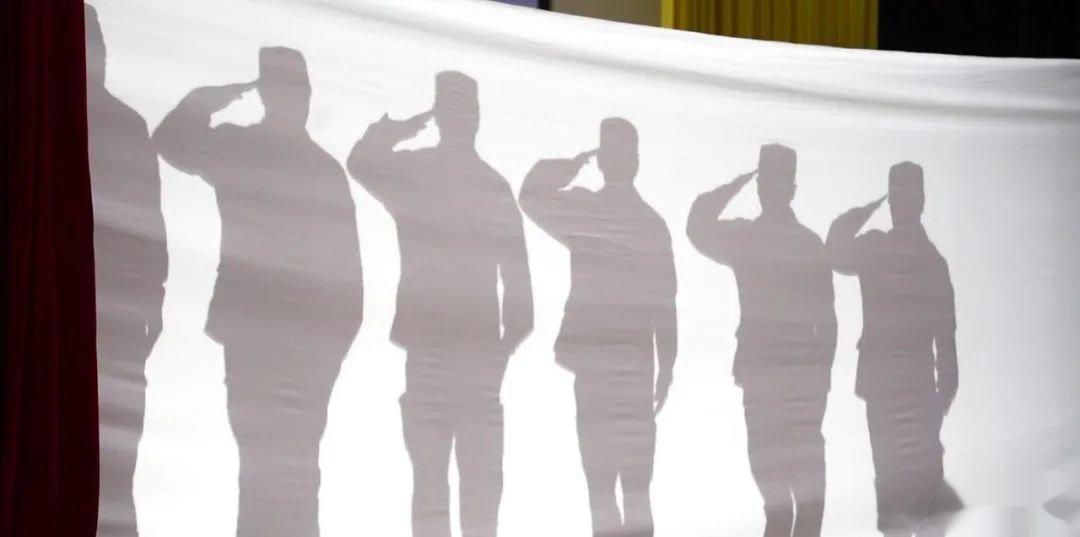 #前线熄灯号[超话]##军营晚点名##人民前线# 为战而行孔雀蓝携笔从戎勇向前虽