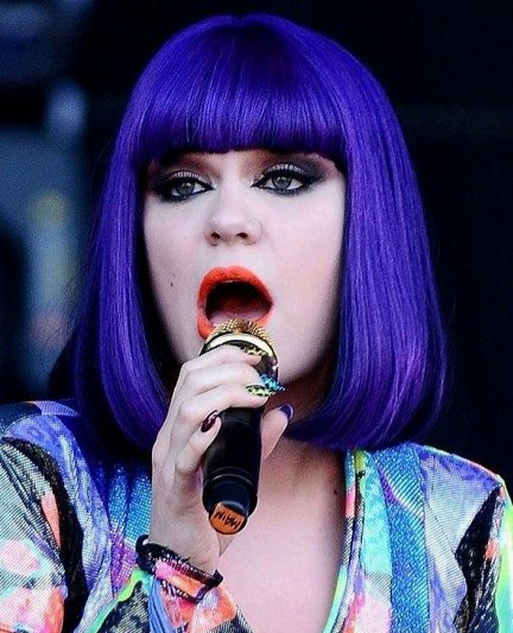 结石姐谈当年在歌手夺冠感觉翻译还是多少有点儿问题的。她说的应该是点击还是播放次数