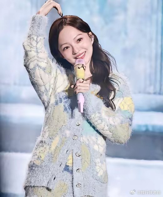 同样都是在演唱会翻唱别人的歌曲。张韶涵的做法就比单依纯好多了。当初她翻唱《阿刁》