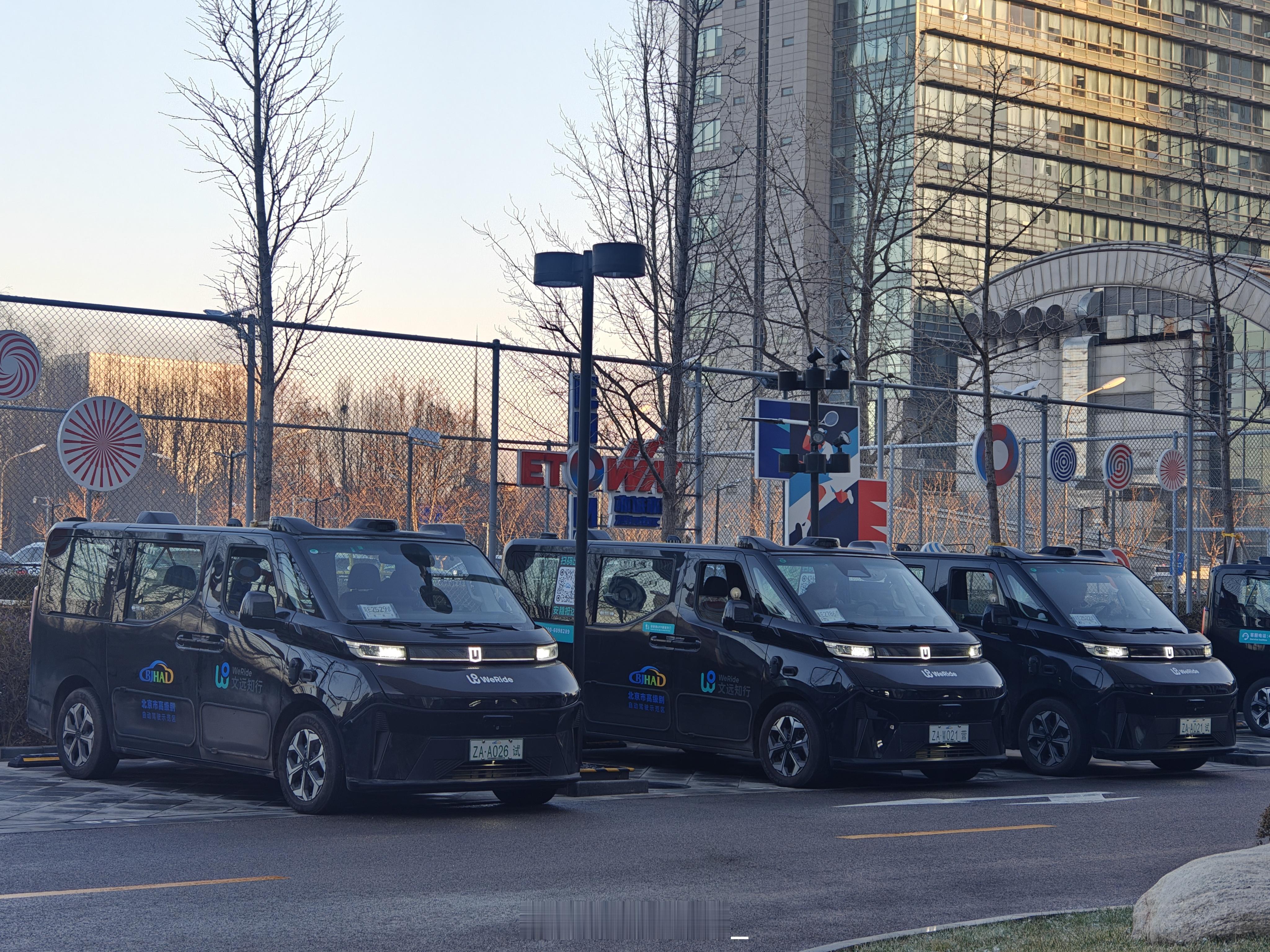 在酒店附近遇到文远的 Robotaxi 车队，问了文远的朋友说去年就投入运营了，