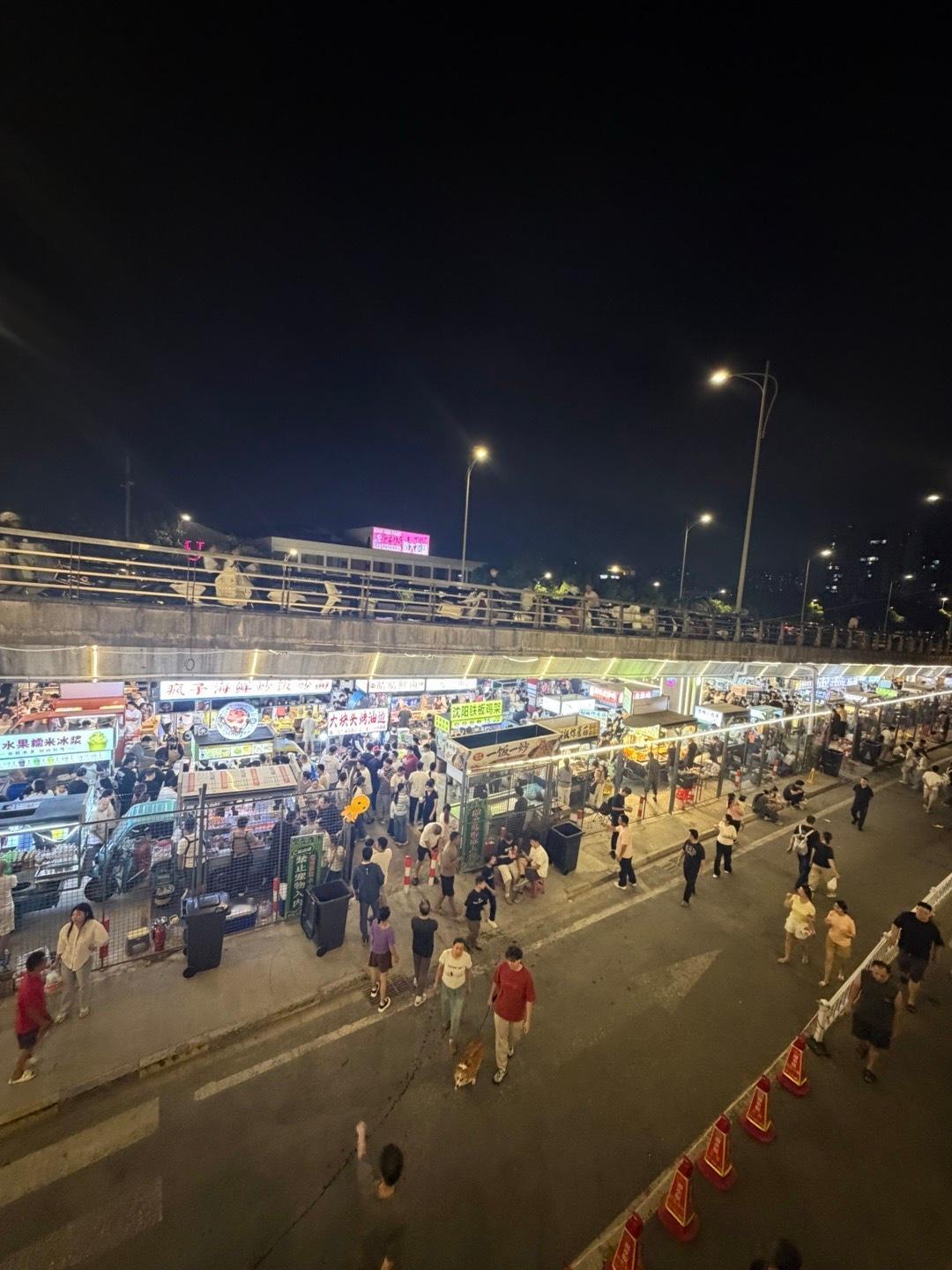 龙城大桥底下的夜市，还蛮有意思的。 ​​​