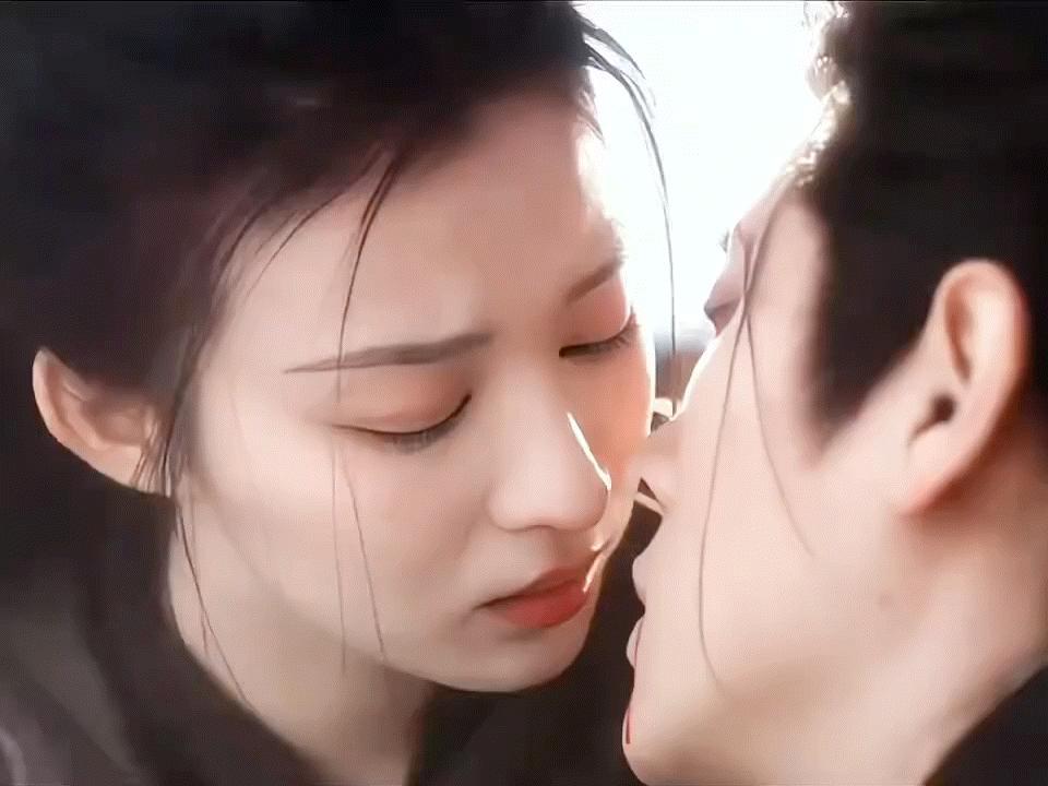 王楚然比眼泪先来的是演技王楚然在《成何体统》中饰演庾晚音，听到使团遇害，眼神瞬间