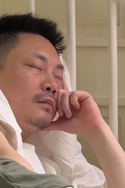 库迪咖啡老总辅导女儿写作业，一脸无奈，太好笑了。

7月19日流传出的一段日常画