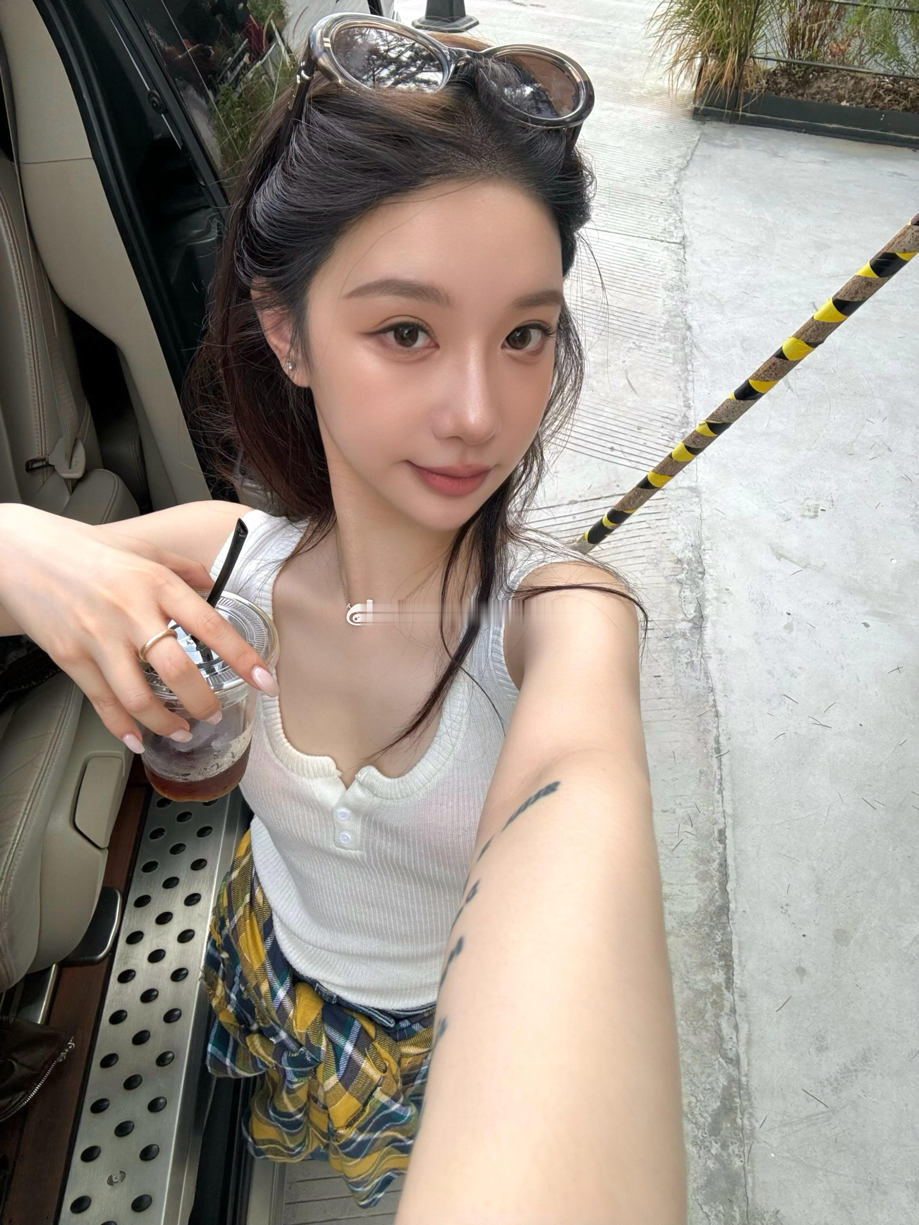 34度  美女怕热 ​​​