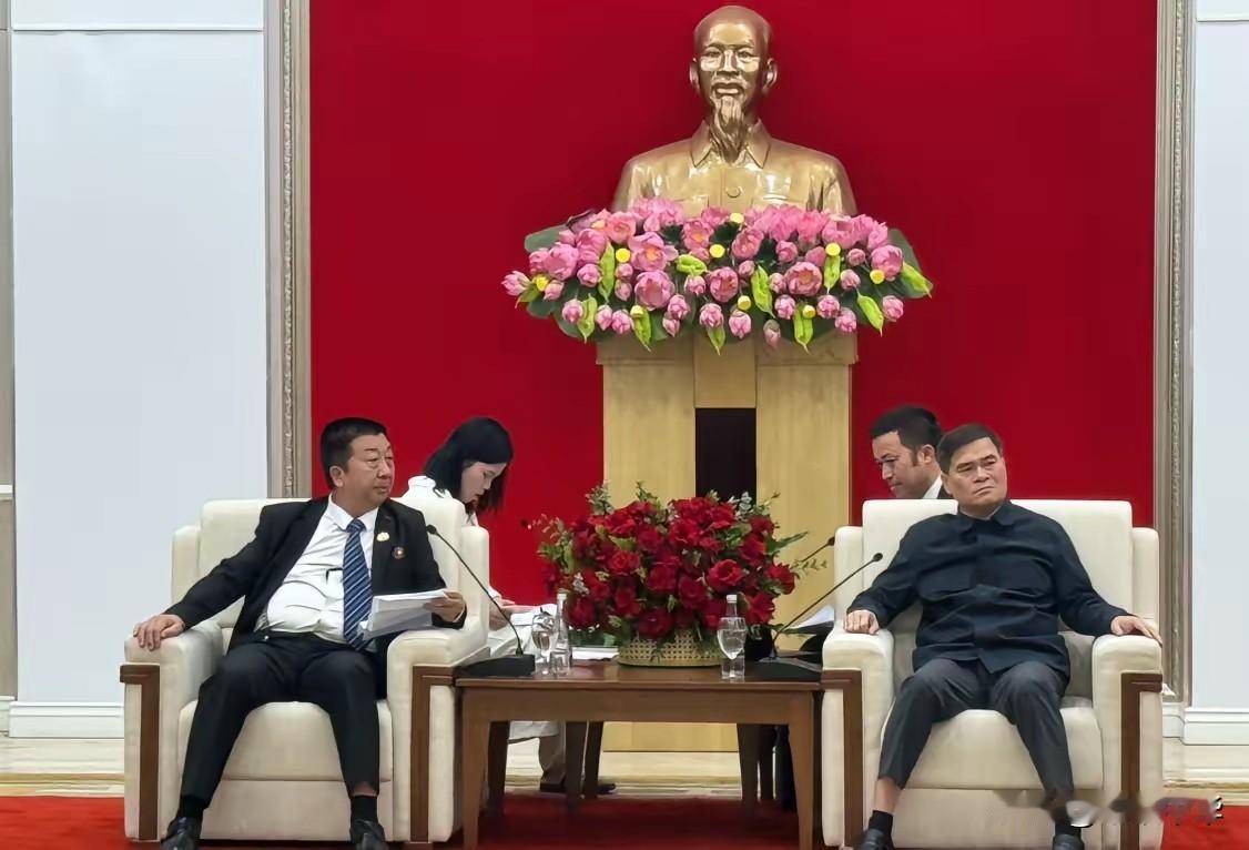 这种坐法儿相当霸气，越南某部门官员会晤别国官员时的场景，双腿张开，气势逼人！