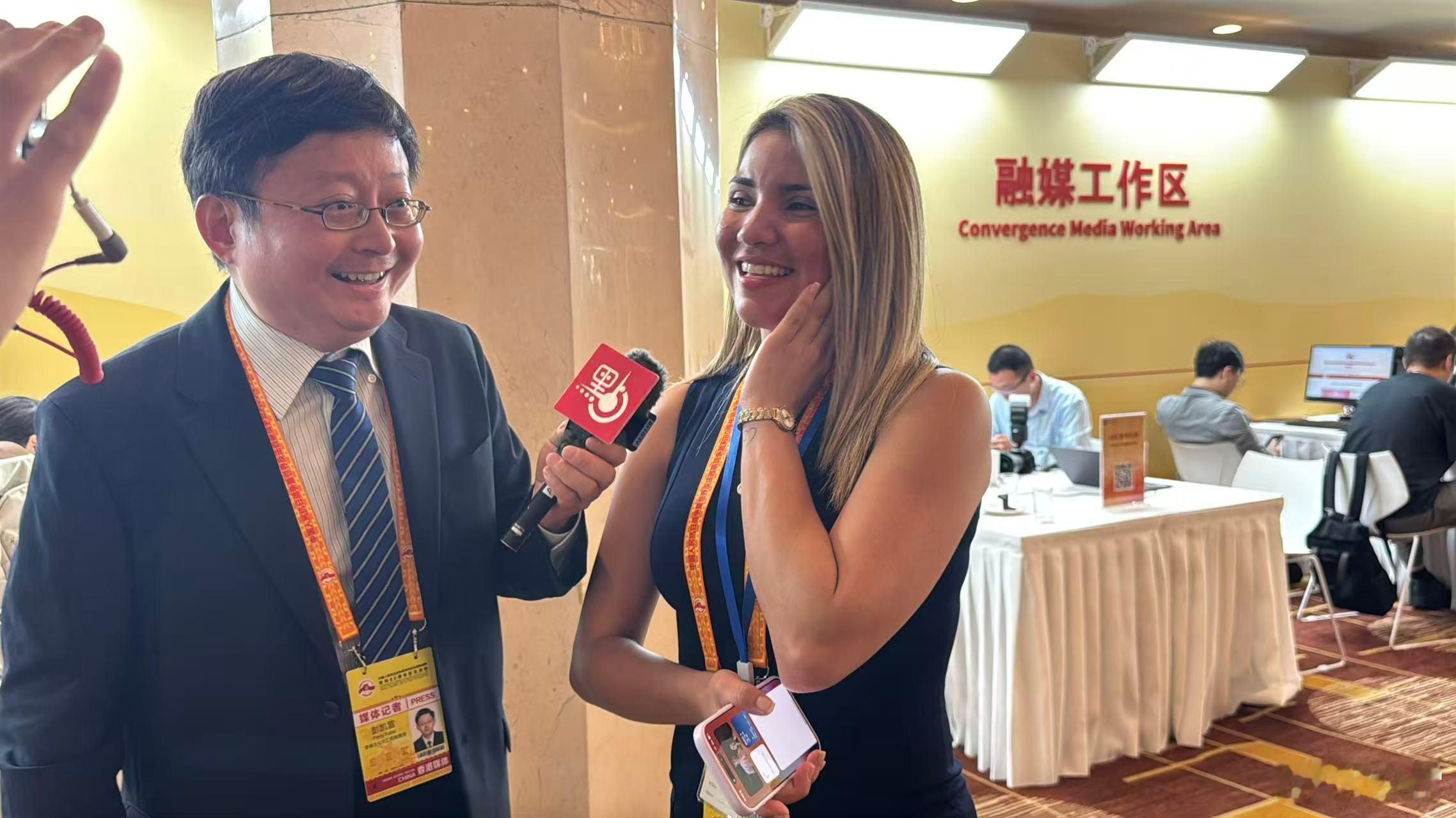 希望这个小姐姐这次来中国多学点汉语。点新闻专访：玻利維亞第一主持人YESENIA