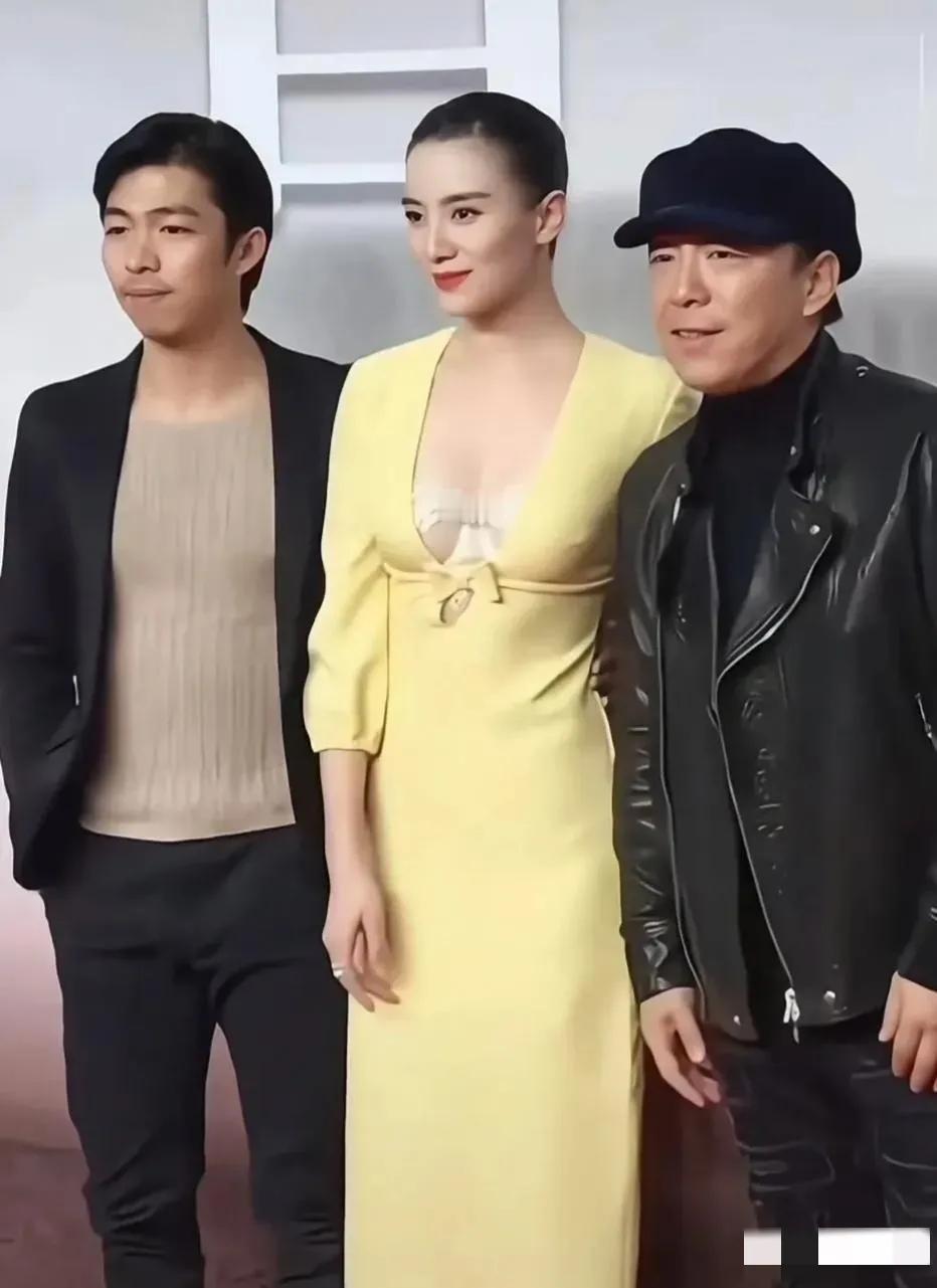 哇塞，镜头中的章宇与黄渤可真像弟兄俩呀，一样的细长眼睛，一样的肤色与脸型，一样的