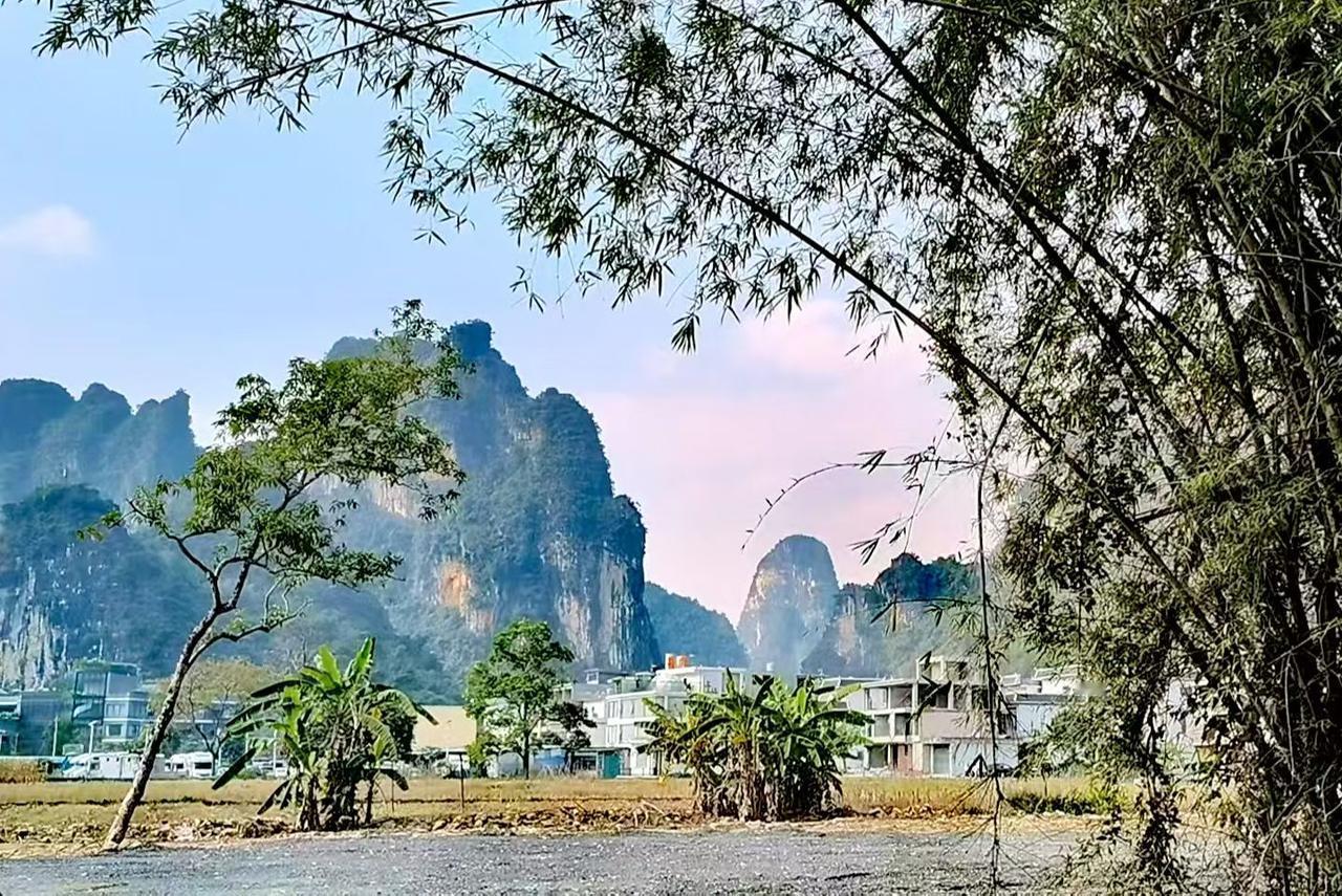 ⛰️竹林筛下碎金般的阳光，远山与屋舍在风里交换着静谧的絮语。
🏡蓝天为幕，青山