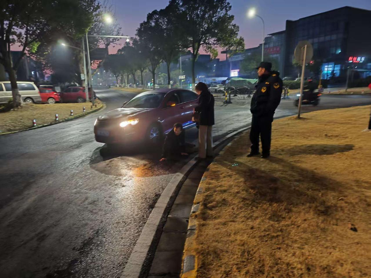 今日六点十分左右，我妻子开车在经过小区门口（花桥绿地国际家园E区北门）转盘路之时