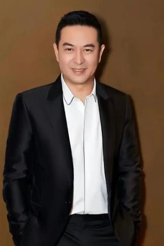 张嘉译疯了？自己客串，却把比自己还多的戏份，硬塞给一个20出头的小伙子。
这个标