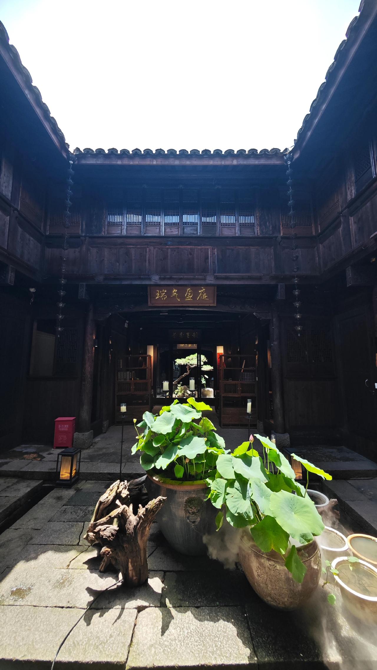 驱车穿行安吉章村群山之间，浙皖交界的古村落藏着绵长文脉，皖南徽派建筑扎根山间已有