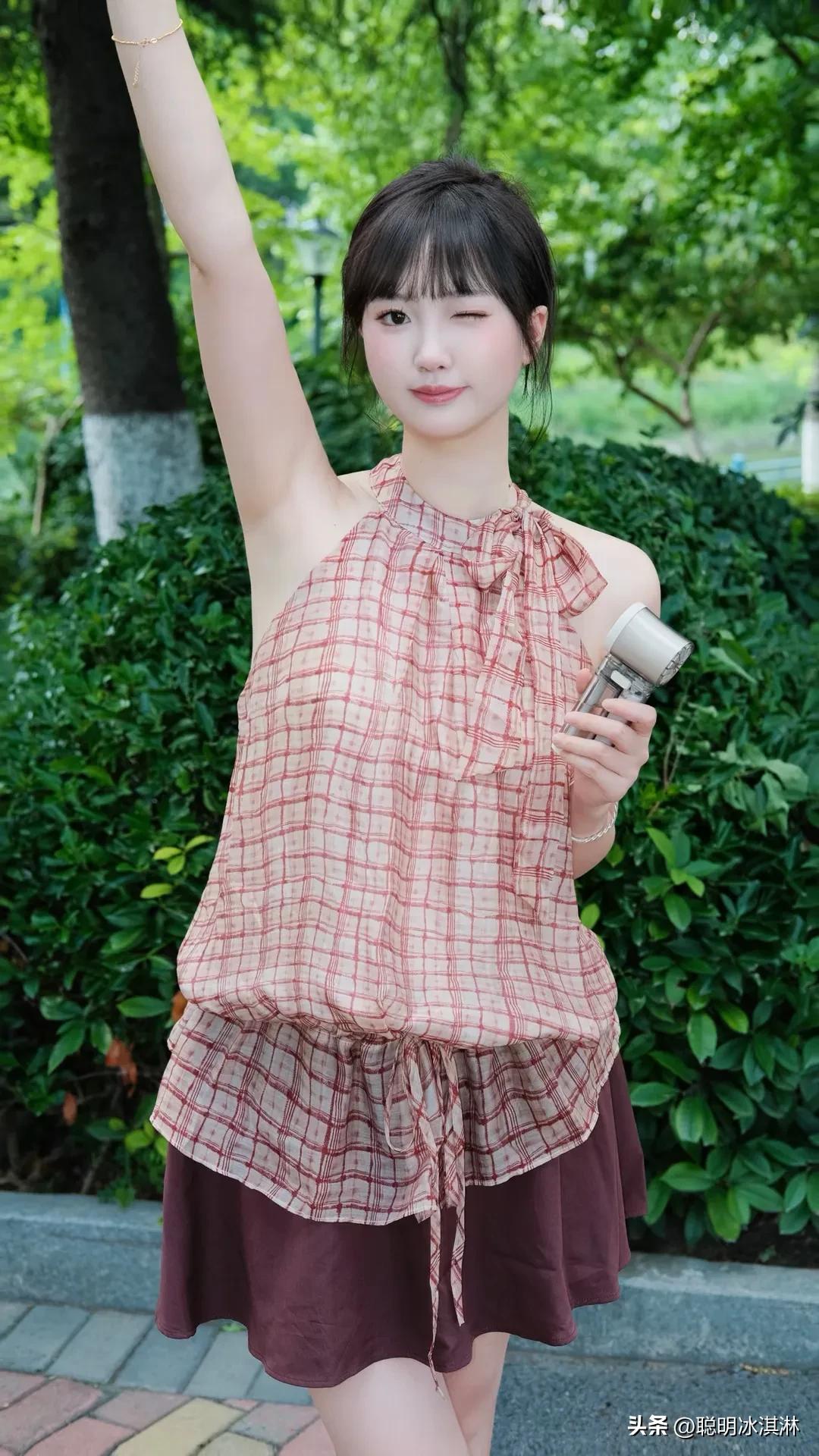 晨光微露，素颜出镜，
不加粉饰却自带光芒。  
一抹浅笑，如春风拂面，
瞬间治愈