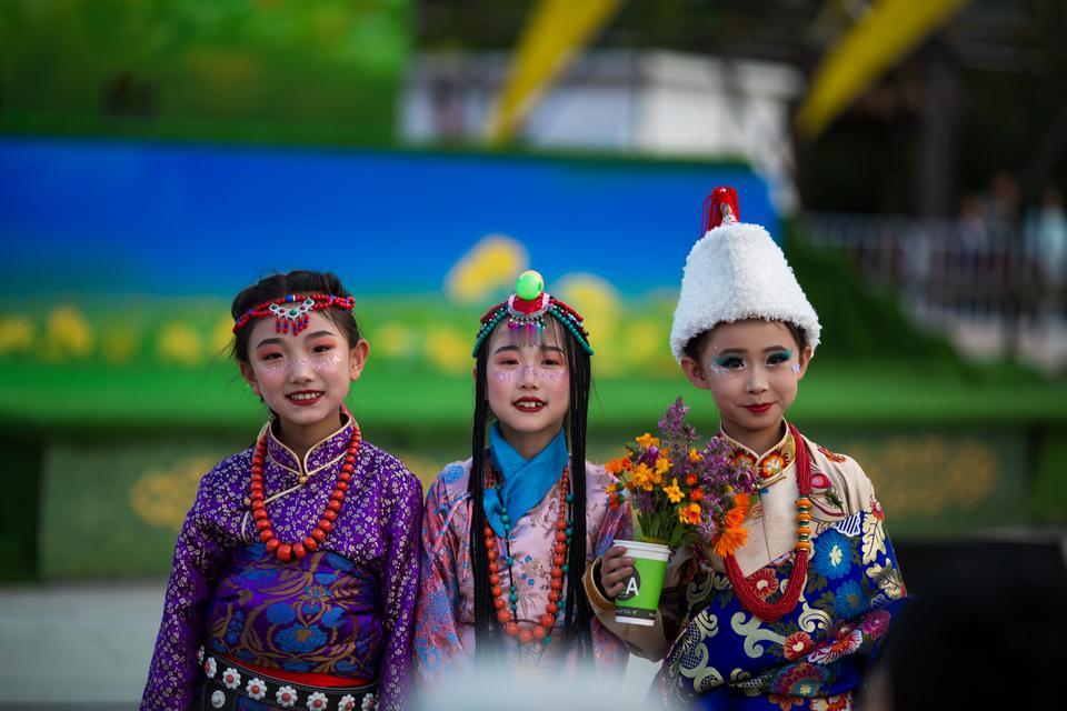 #夏日生活打卡季#甘南最后一站是合作，参加“格桑花开甘南诗会”。虽然坐在前排，但