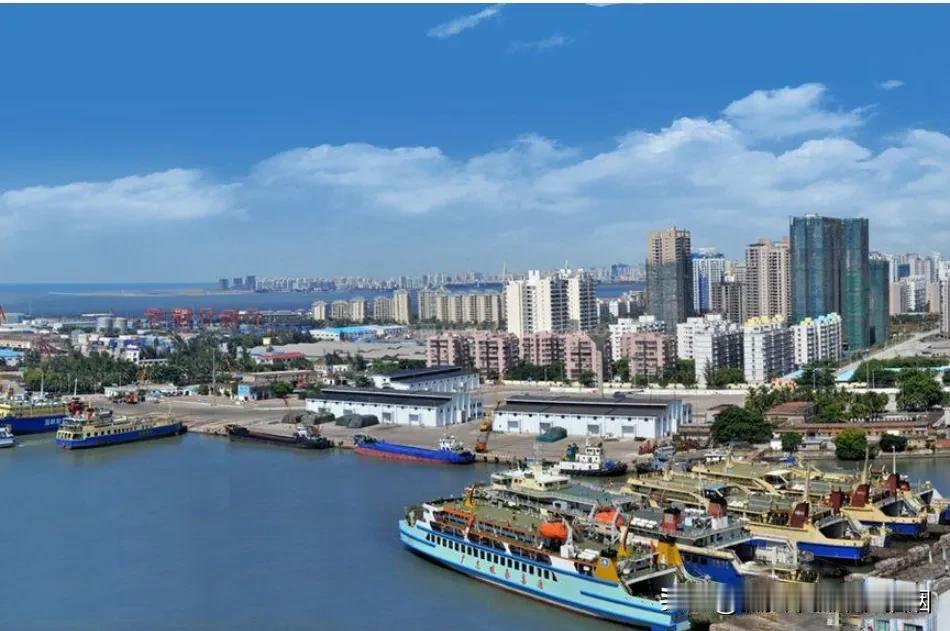 海口秀英港的名字来源有几种说法，其中一个民间传说是秀英港、秀英码头和秀英炮台是陈