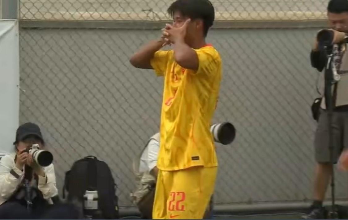 中国U17的小将们真是场场给球迷们带来惊喜啊！上一场赵松源化身哈兰德梅开二度，这