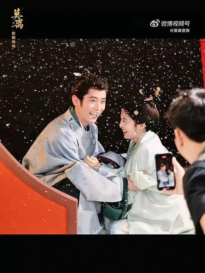 图二眼神出卖了内心——你知道我在演，我也知道我在演，想红就麦吧 