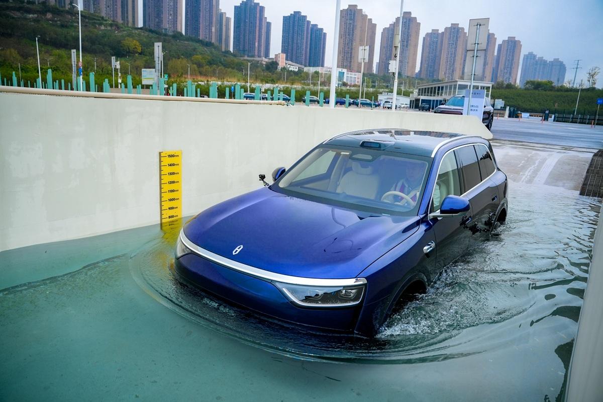 安全敏感型购车必看！问界M8全维安全实测详解
对于看重家庭出行安全的消费者来说，