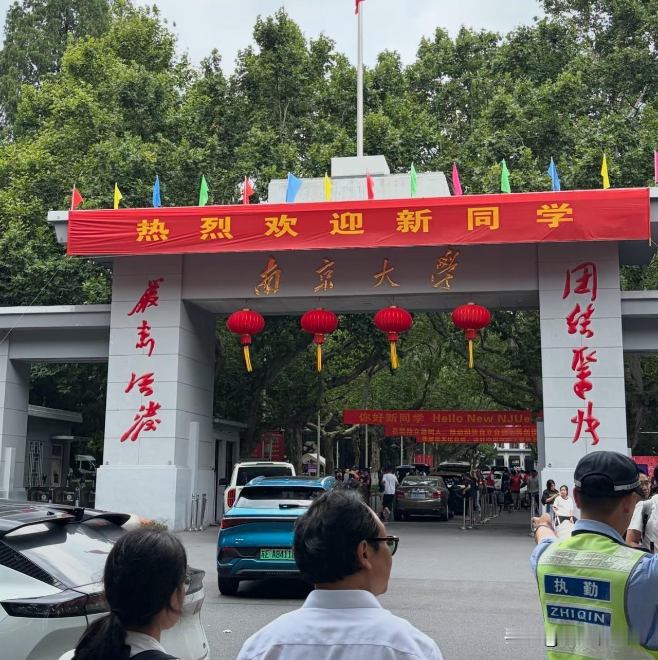 孩子大学开学了，
准备上大一，
今天我和她妈来送她上学，
也意味着一年中我们见面