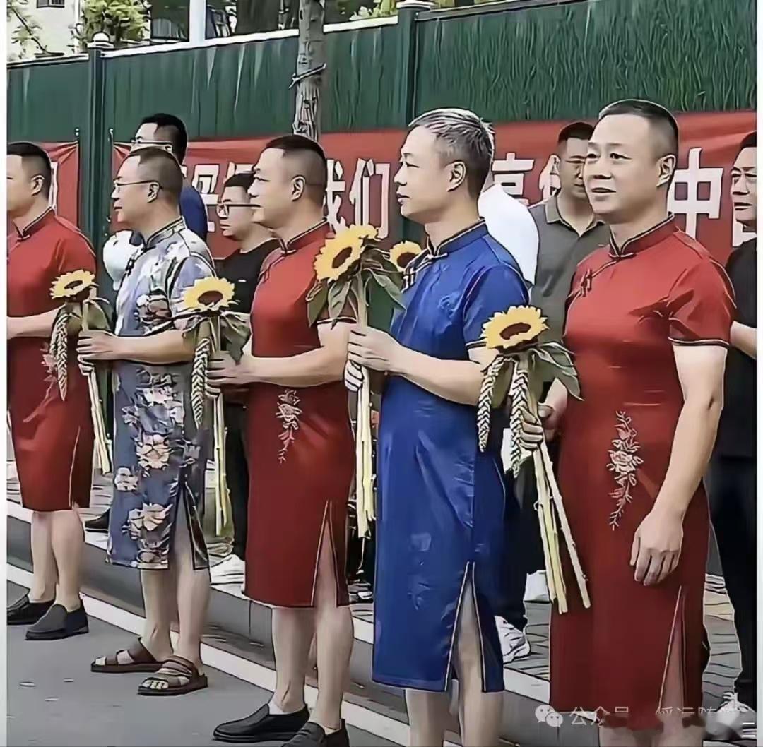 期望子女成龙成凤，这些男人也是拼了。成绩不好，穿上龙袍也不灵。 