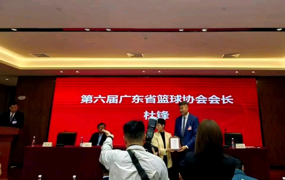 杜指导挂上图上这个头衔，在场边执教的比赛看一场少一场。
怪不得很多人又称他杜书记