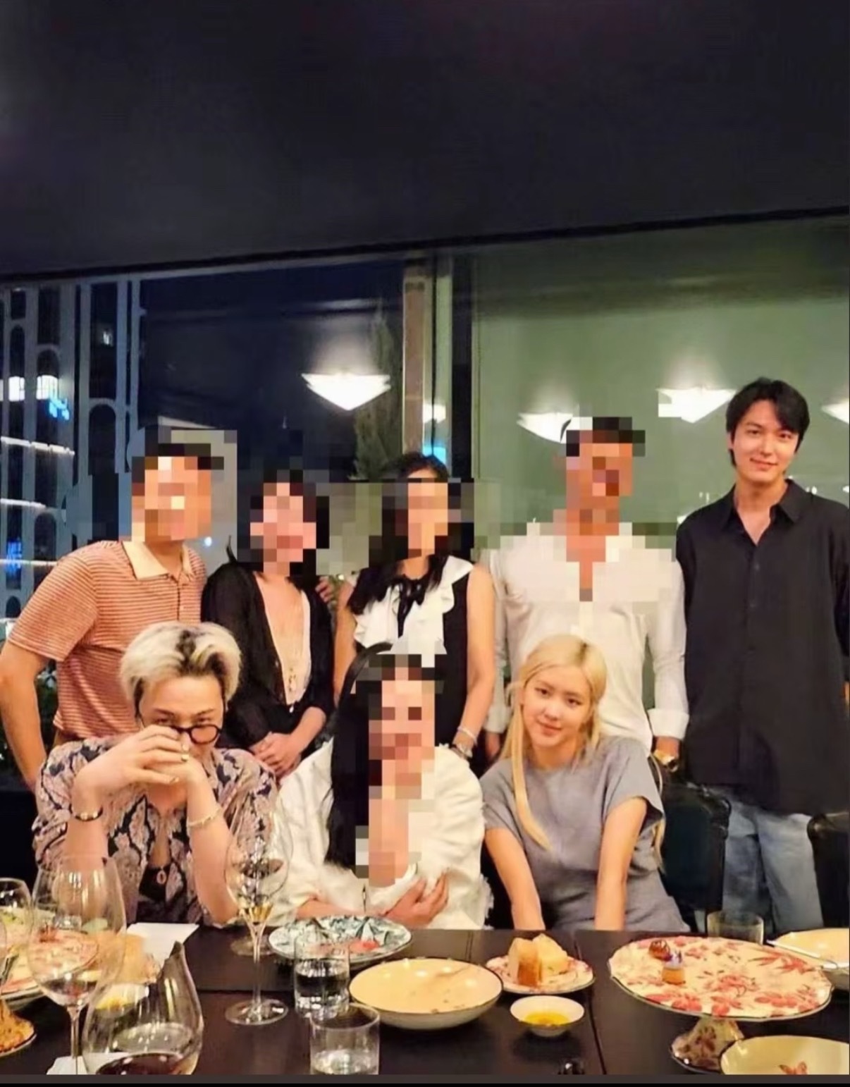 权志龙朴彩英李敏镐聚餐权志龙朴彩英李敏镐合照 哇塞哇塞三担狂欢！！素颜朴彩英你美