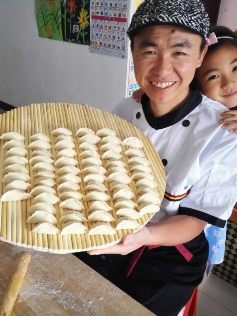 你看懂了这句话吗？在这个世界上 ，只有爸妈的饭不要钱，其余的每一口饭，你都得花钱