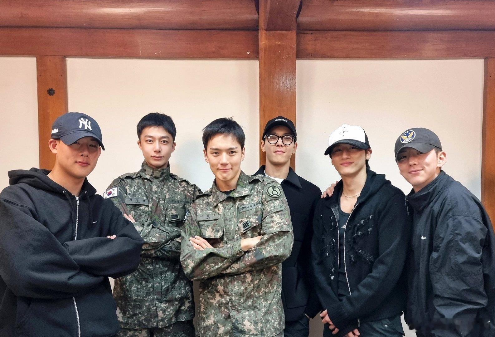 #MONSTAX完整体合影##MONSTAX完整体合照# ​久违地团聚的MONS