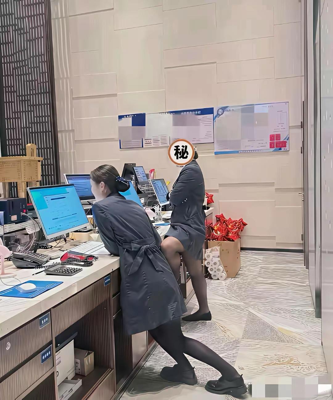 酒店前台的站姿一言难尽啊！