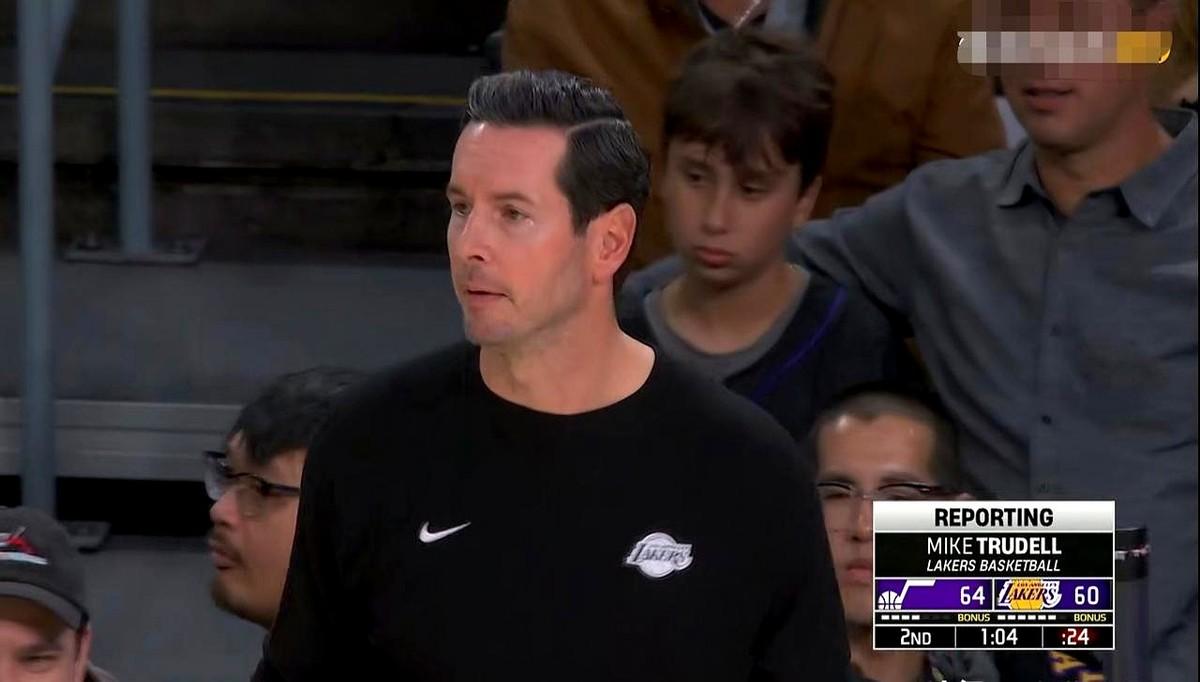 今天湖人主场打爵士，最后132比125逆转赢了，但中间真悬。第二节还剩一分多钟时