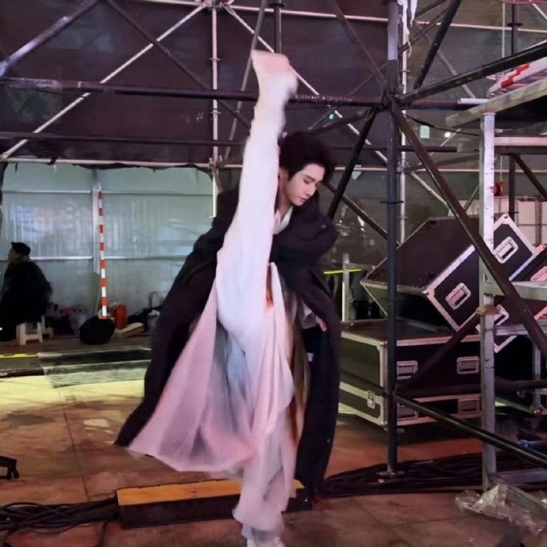 从刘宇拉萨vlog里，看到他对舞台的热爱。 刘宇跳完舞就吸氧 顶着高原反应，一次