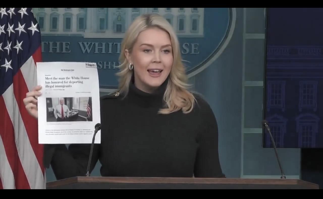 美国白宫新闻秘书卡罗琳·莱维特拿出证据，证明边境沙皇汤姆·霍曼曾被民主党人誉为英