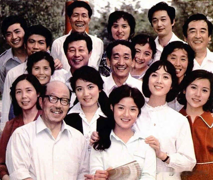 分享一张 1982 年金鸡百花奖上的珍贵合影。
       这是中国影坛非常经