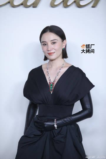 宋佳黑裙气场全开线下品牌活动宋佳造型出圈，黑色长裙设计感十足，搭配成套璀璨珠宝，