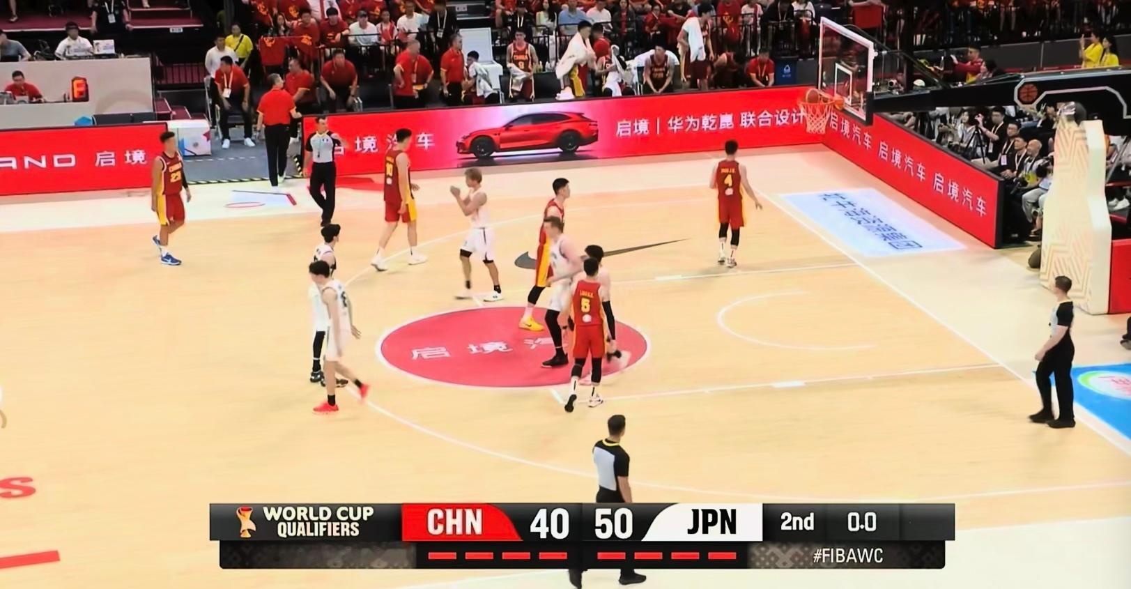 半场比赛结束中国男篮40:50暂时落后日本男篮10分！还有机会！！！中国男篮vs