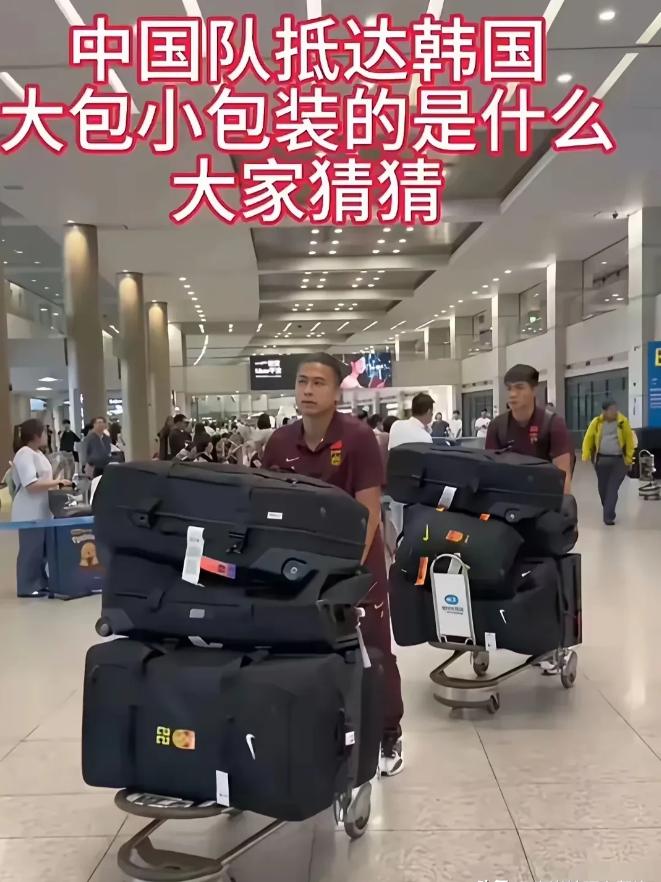 国足去韩国踢球，一人带四五个大箱子，梅西和C罗却一人一个单肩包一个小拉杆箱！
