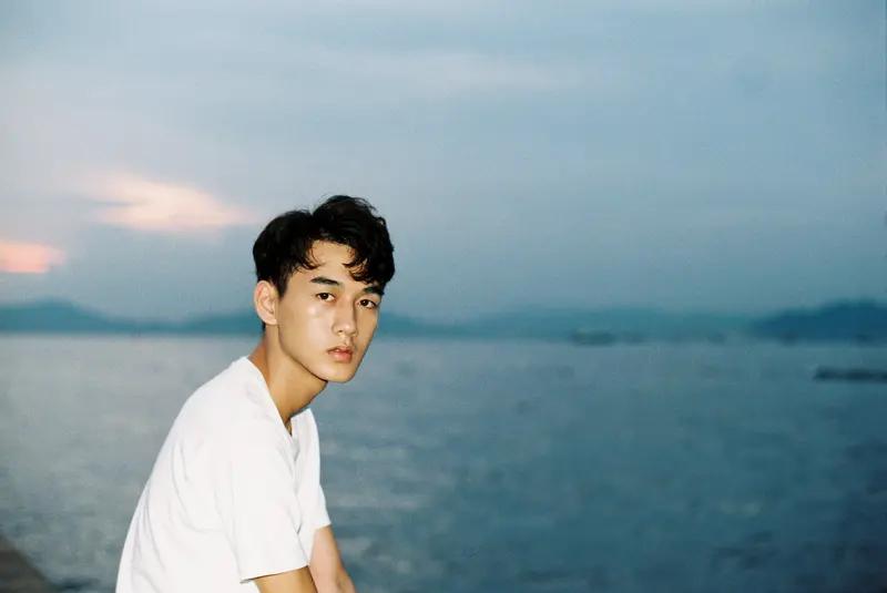 还是太年轻！16岁少年深圳卖烤鸡爆火后，有人劝他低调一点，可他听不进去，还炫耀一