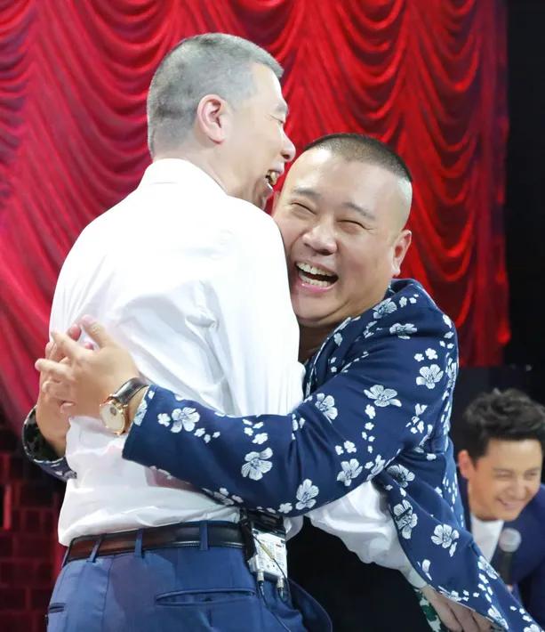 一次晚会，冯小刚的画拍卖到230万，他激动地说：“就这么着儿，这个价够了。”没想