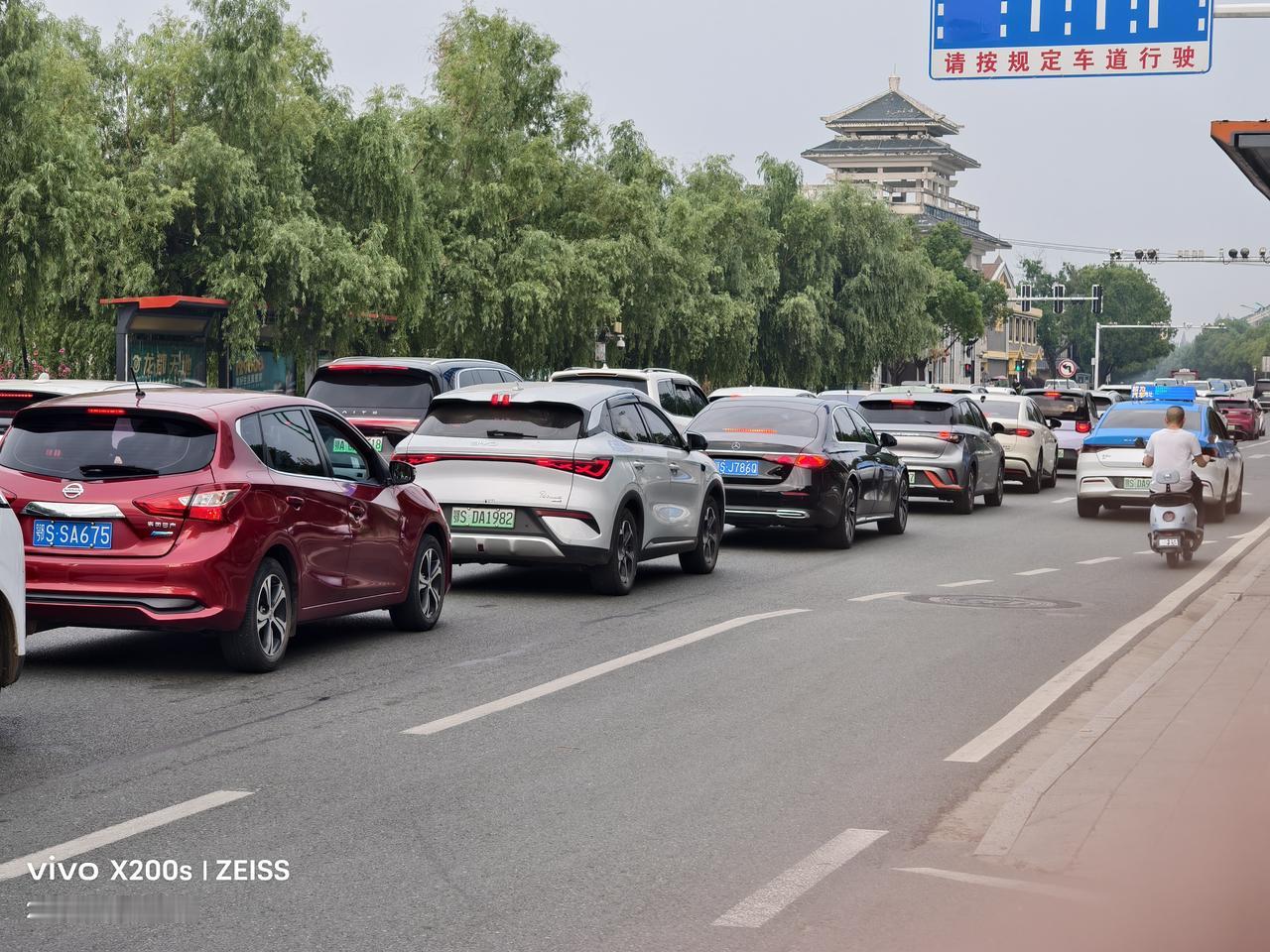 记录我的2026堵车：在上下班的高峰期，城市的十字路口依然堵车严重，这说明中国的