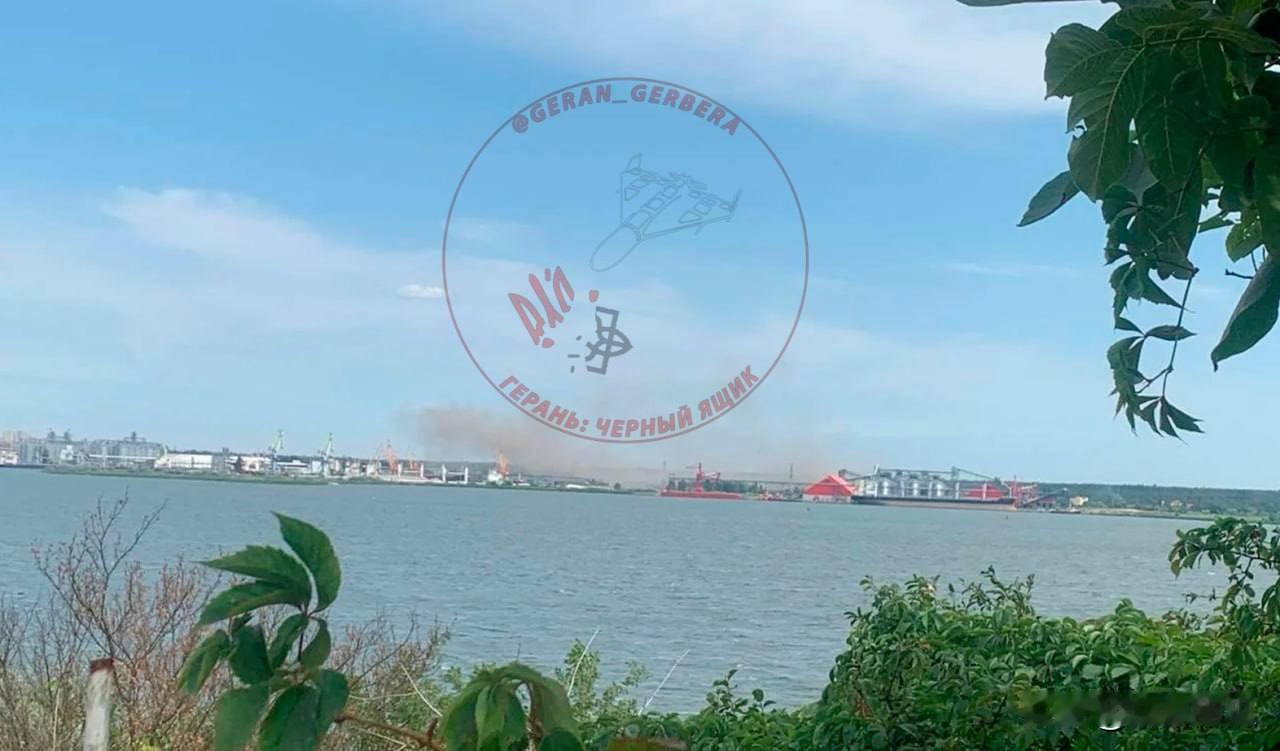 俄罗斯没放弃打击尼古拉耶夫。 据报道，7.27日，一架小摩托在尼古拉耶夫港打中一