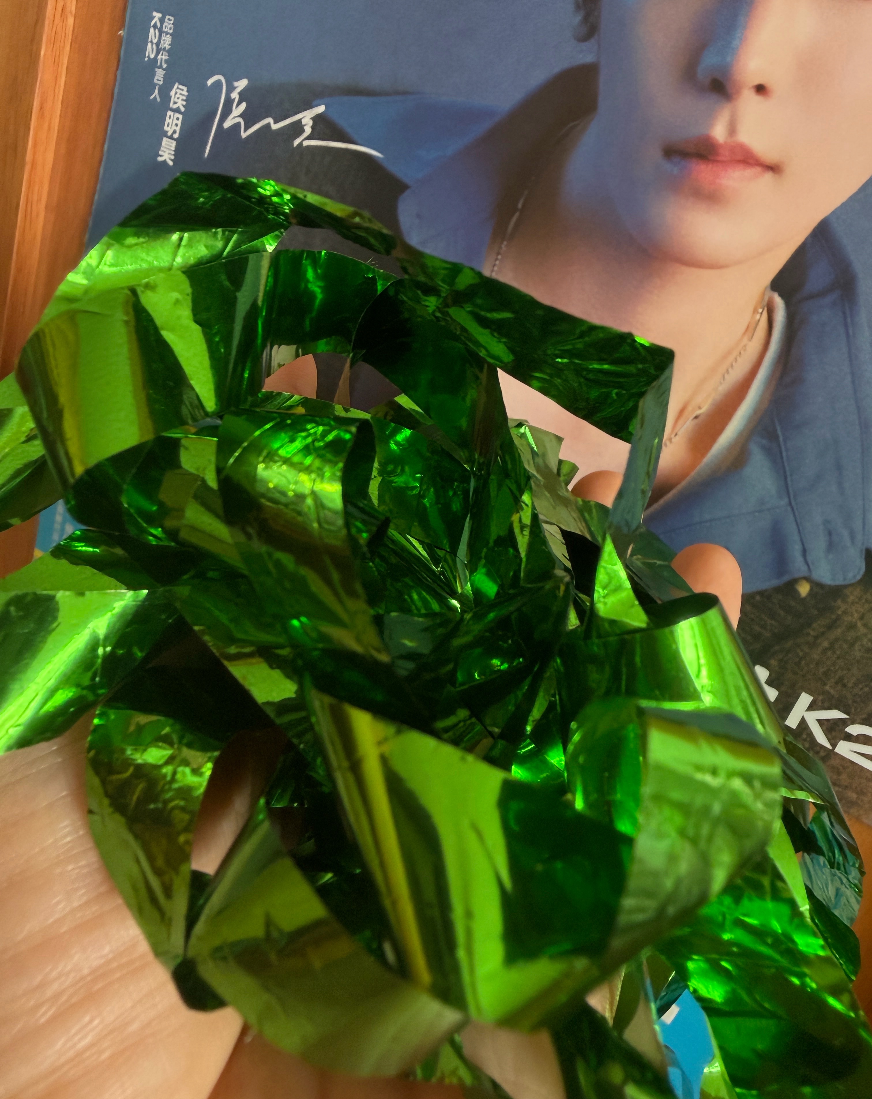 收拾柜子，看着越来越多的周边，在生日会伴手礼香水盒子里发现了这一团绿色的彩带，是