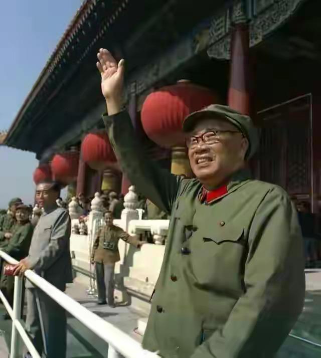 1959年11月1日，北京香山。朱老总登上香山，看见一队青年人打着红旗，放声高歌