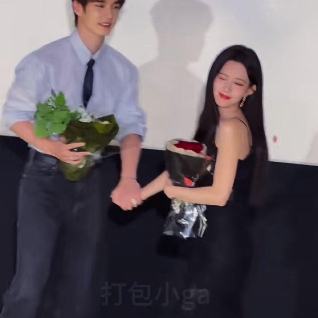 孟子义何与十指紧扣入场孟子义追剧团伴手礼好豪华 哈哈哈哈哈就喜欢何与又争又抢的样
