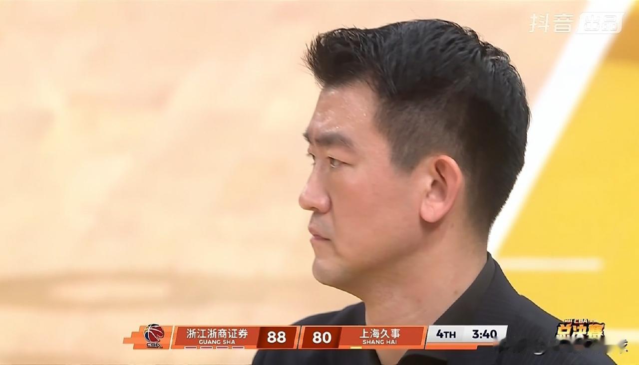 浙江浙商证券主帅王博竟然紧张的满头大汗！在今天浙江浙商证券主场迎战上海久事的总决