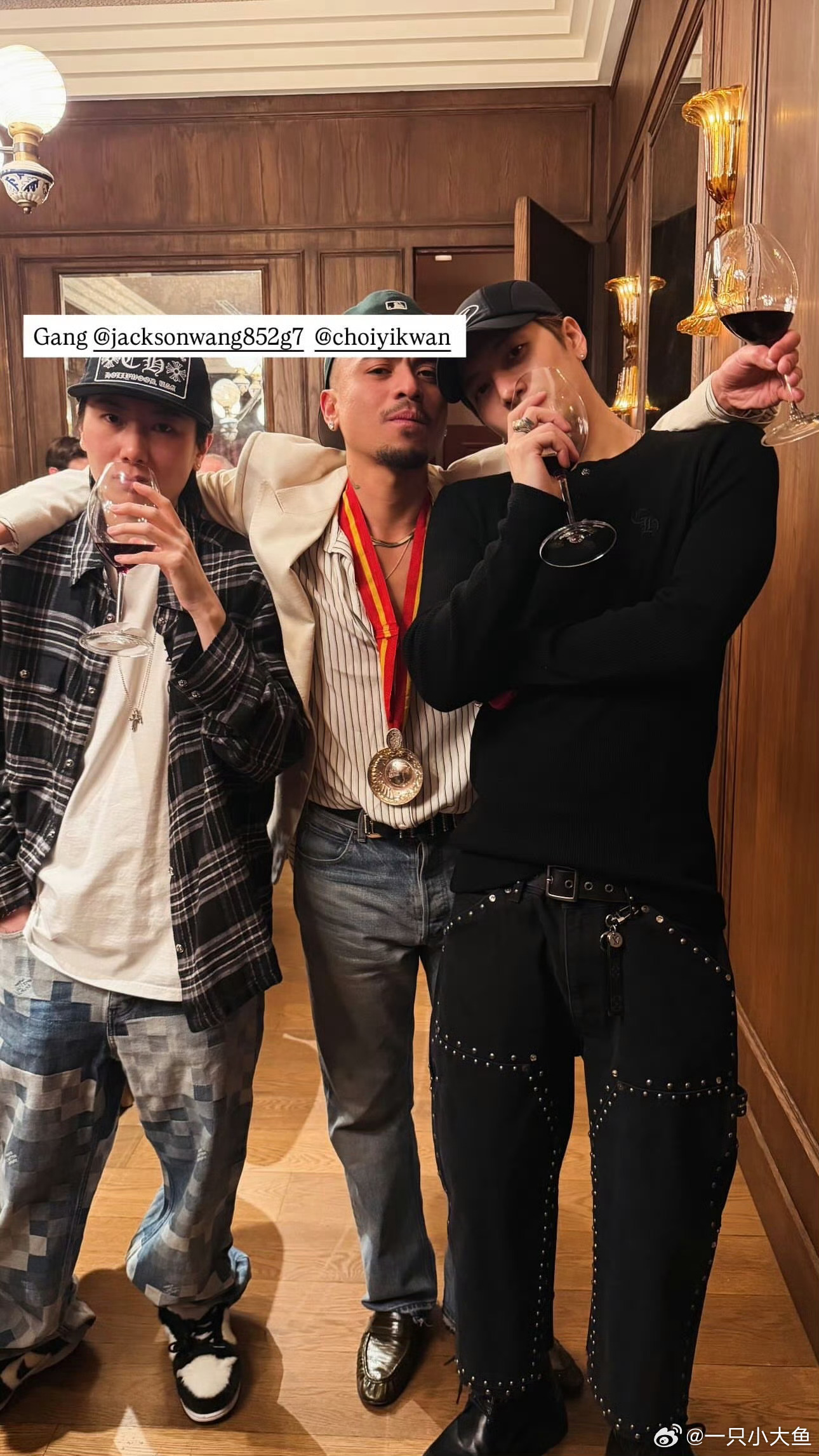 很久没看到王嘉尔穿这么“花”的裤子了😆王嘉尔